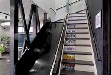 滑り台のある2階へ続く階段